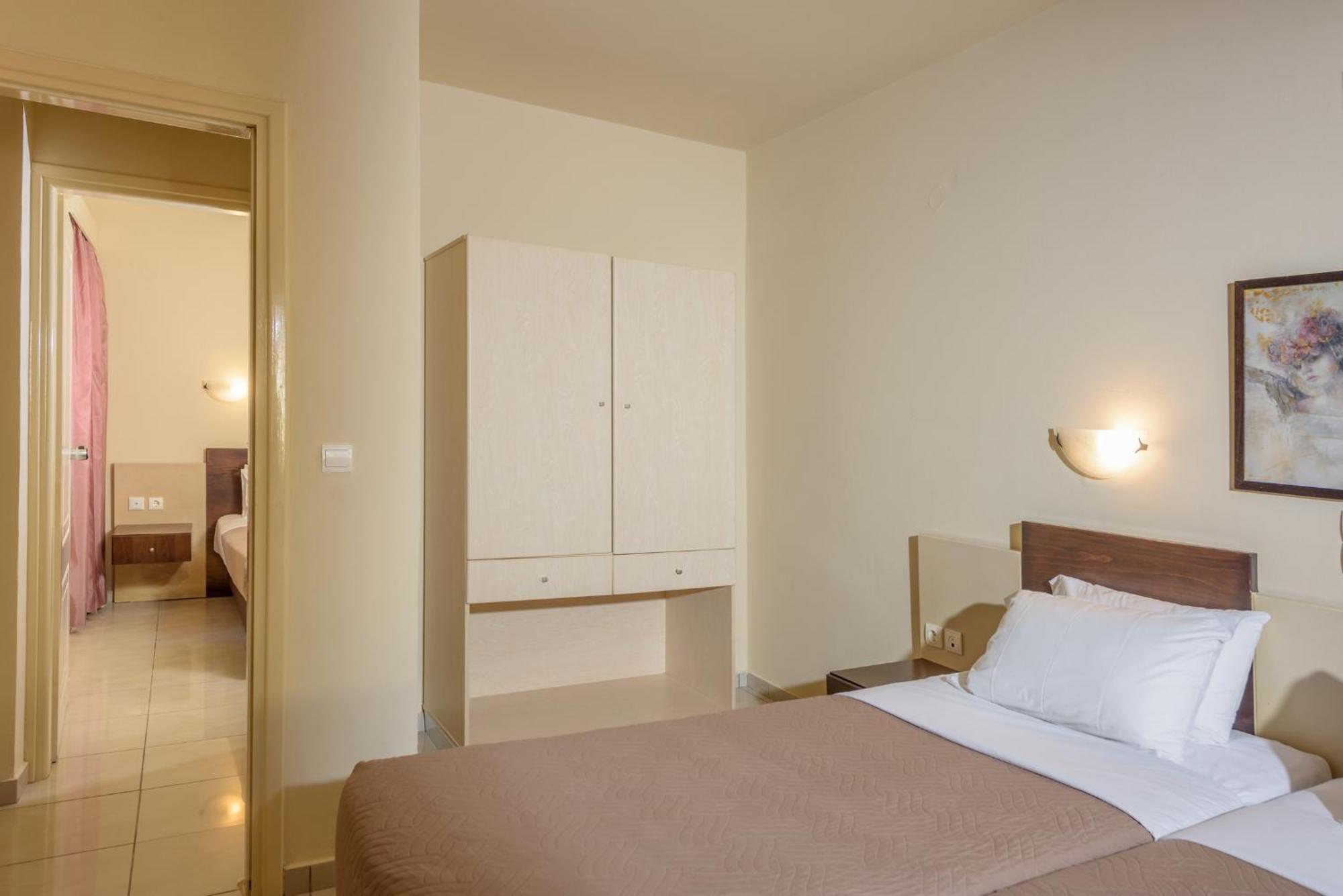 Eurohotel Theo Hotel Agia Marina Oda fotoğraf