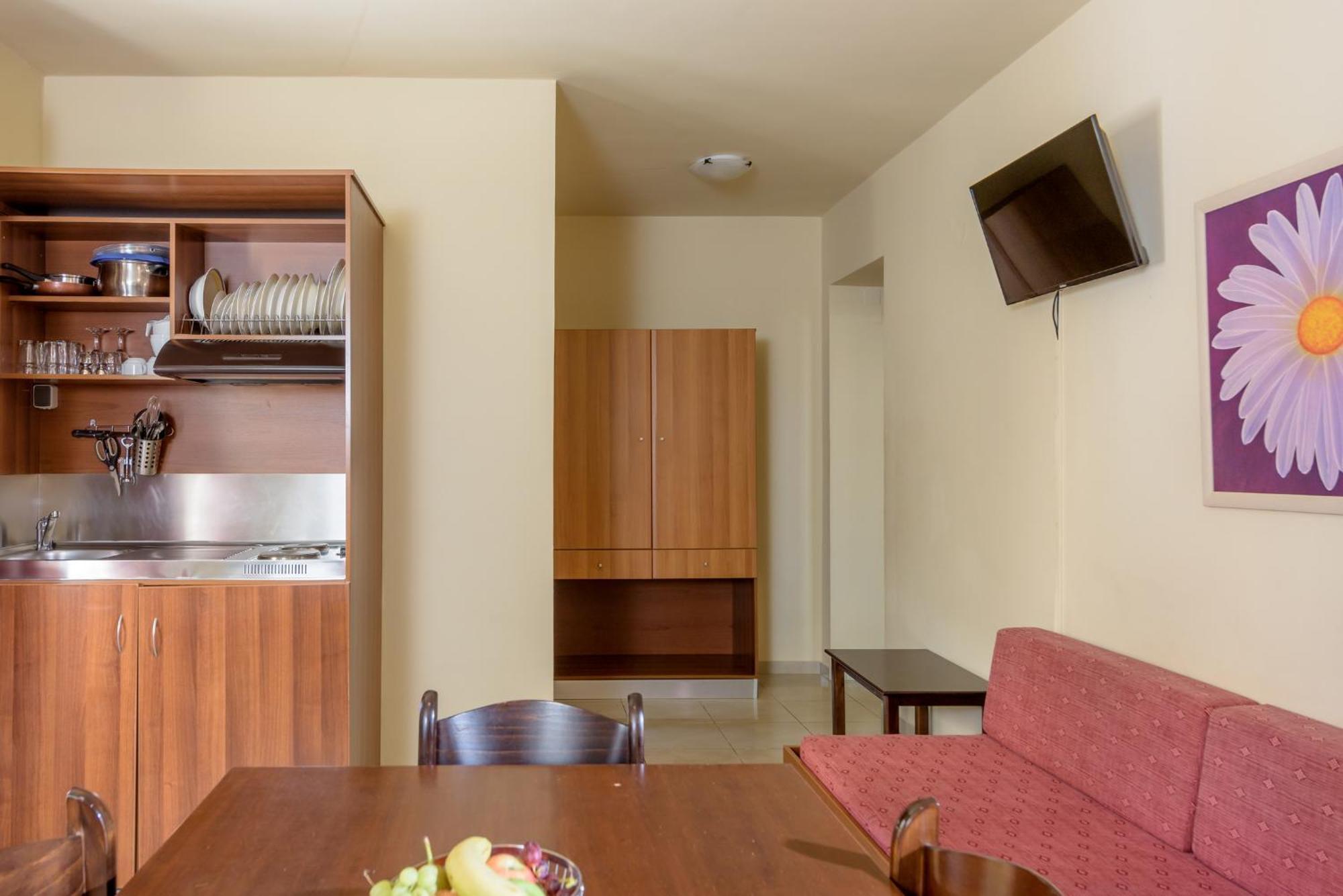 Eurohotel Theo Hotel Agia Marina Oda fotoğraf
